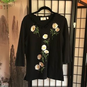 Quacker Factory daisy decorated ruffled v neck top
